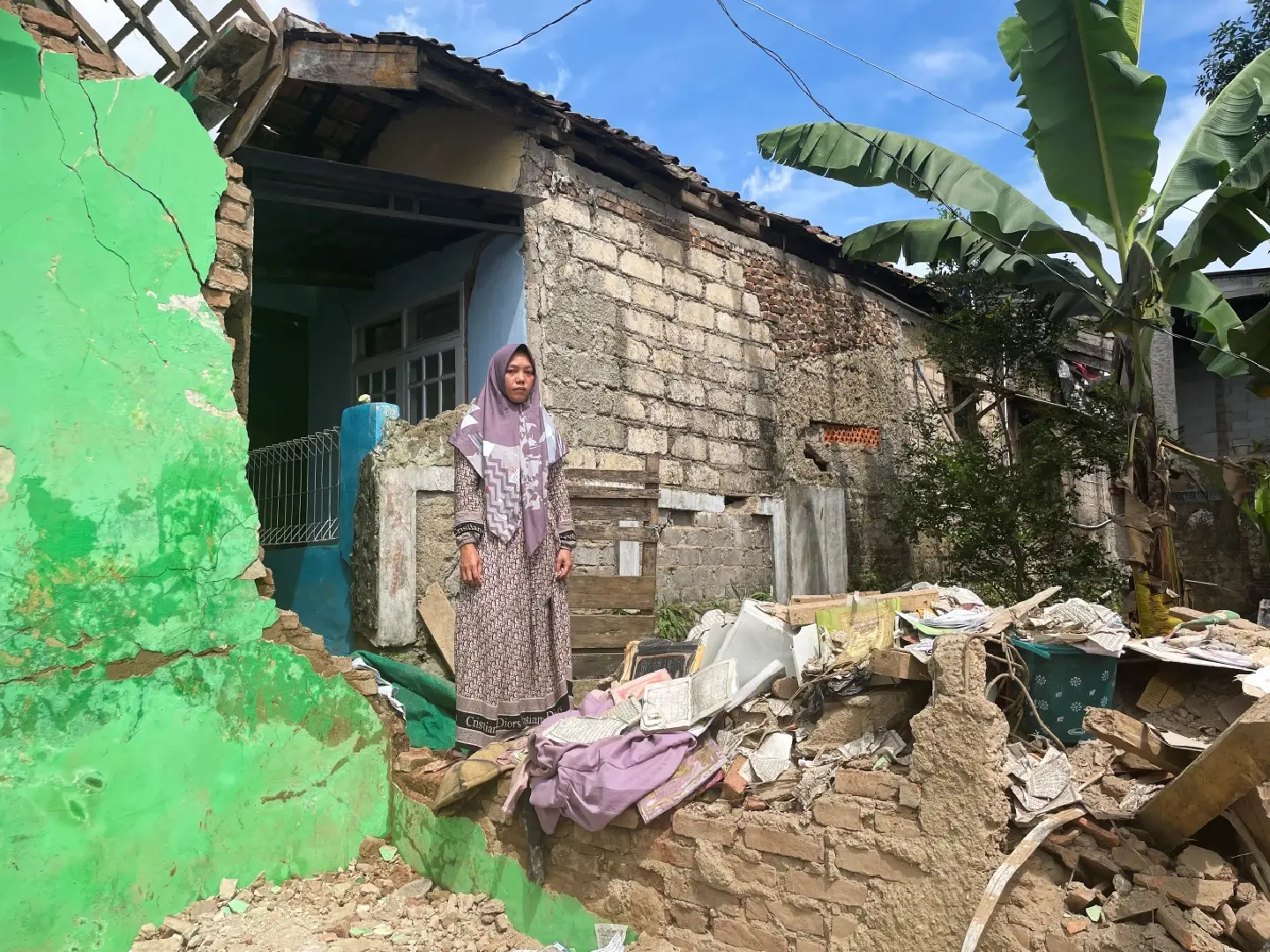 Parents grieve for children killed in deadly Indonesia quake Parents grieve for children killed in deadly Indonesia quake