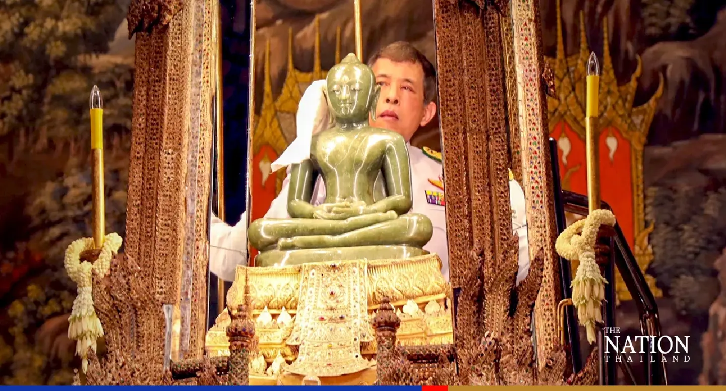 His Majesty changes Emerald Buddha’s attire for cold season His Majesty changes Emerald Buddha’s attire for cold season