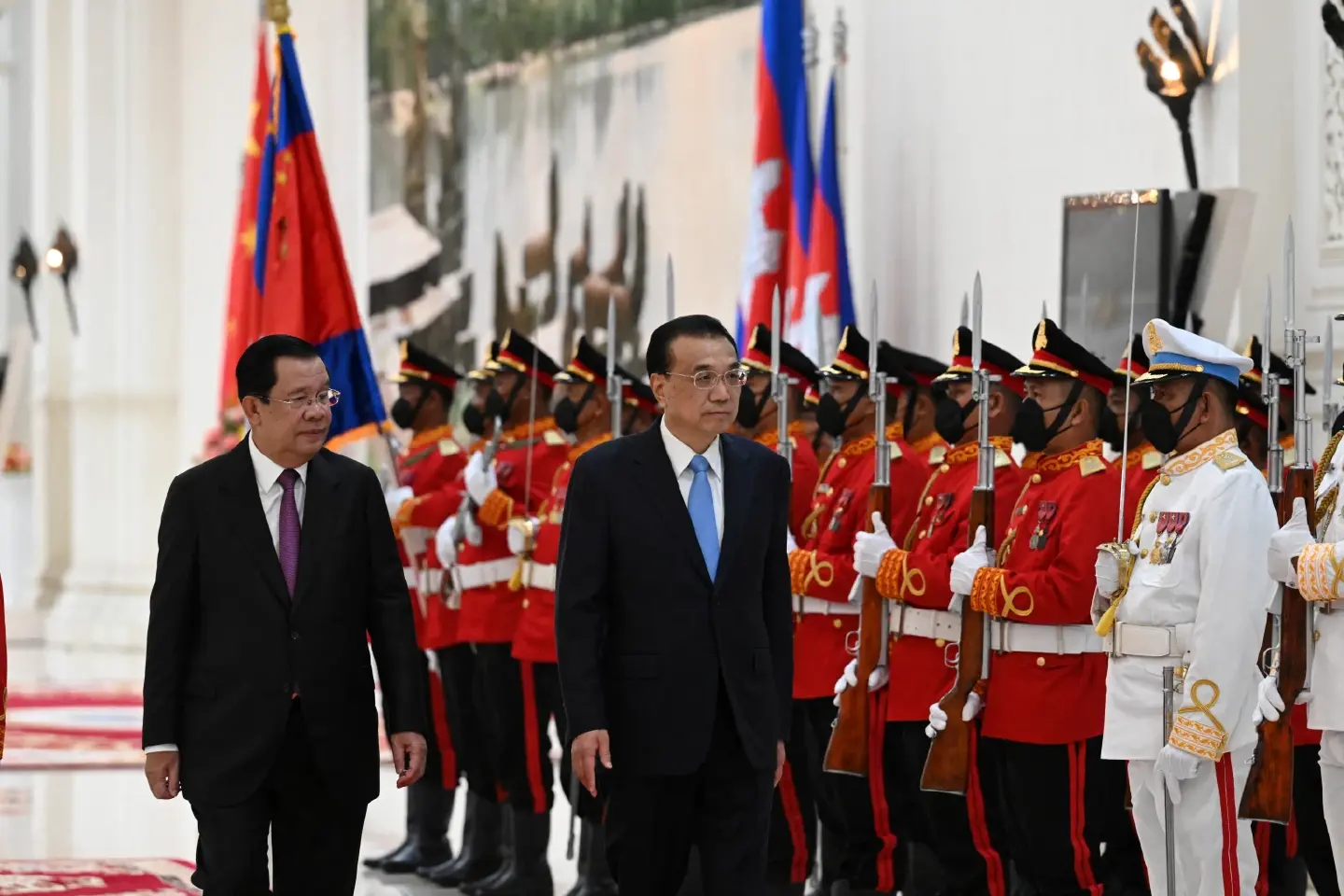 Chinese premier holds talks with Cambodian PM on bilateral cooperation Chinese premier holds talks with Cambodian PM on bilateral cooperation