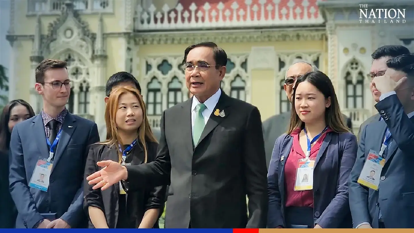 Prayut welcomes youth delegation, as summit kicks off at QSNCC