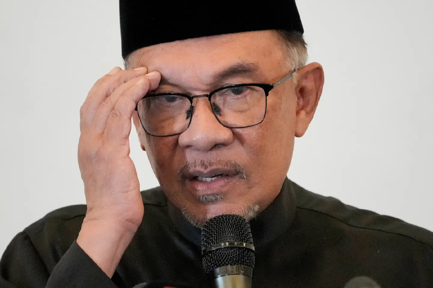 Malaysia's new PM halts flood-mitigation projects as graft dragnet widens Malaysia's new PM halts flood-mitigation projects as graft dragnet widens
