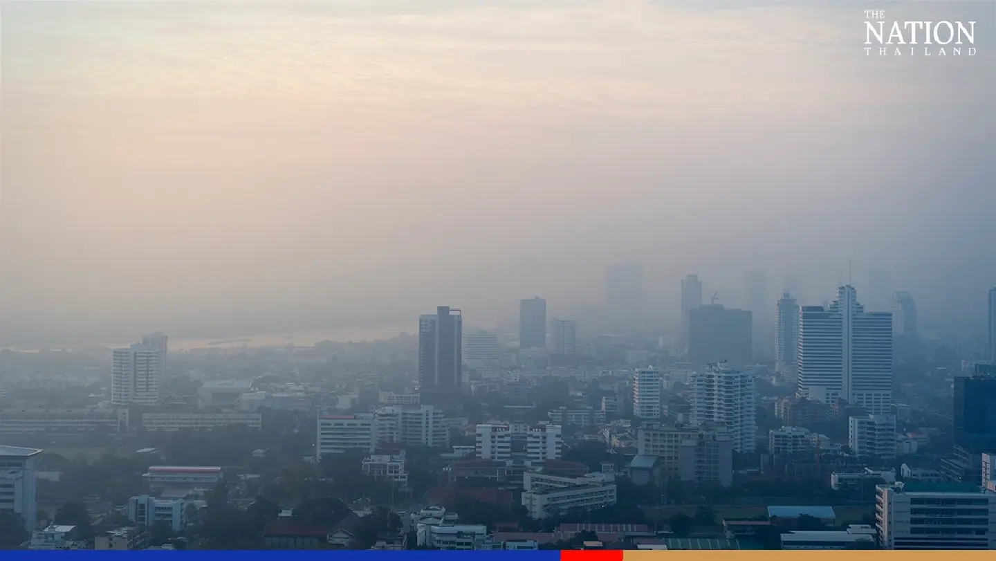 Public urged to wear face mask as air quality in 11 Bangkok districts at unsafe level