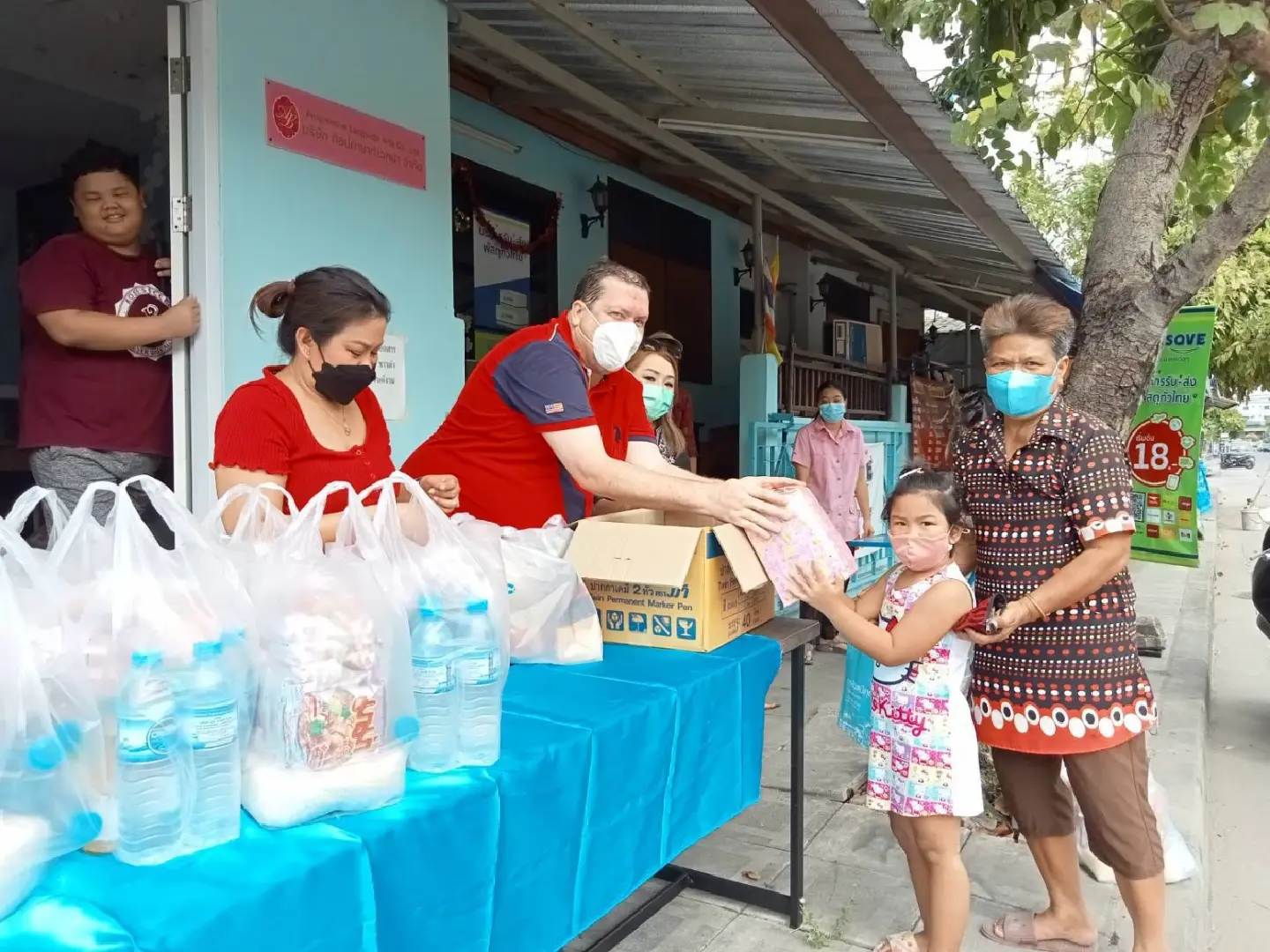 Christmas cheer for needy Bangkok children Christmas cheer for needy Bangkok children