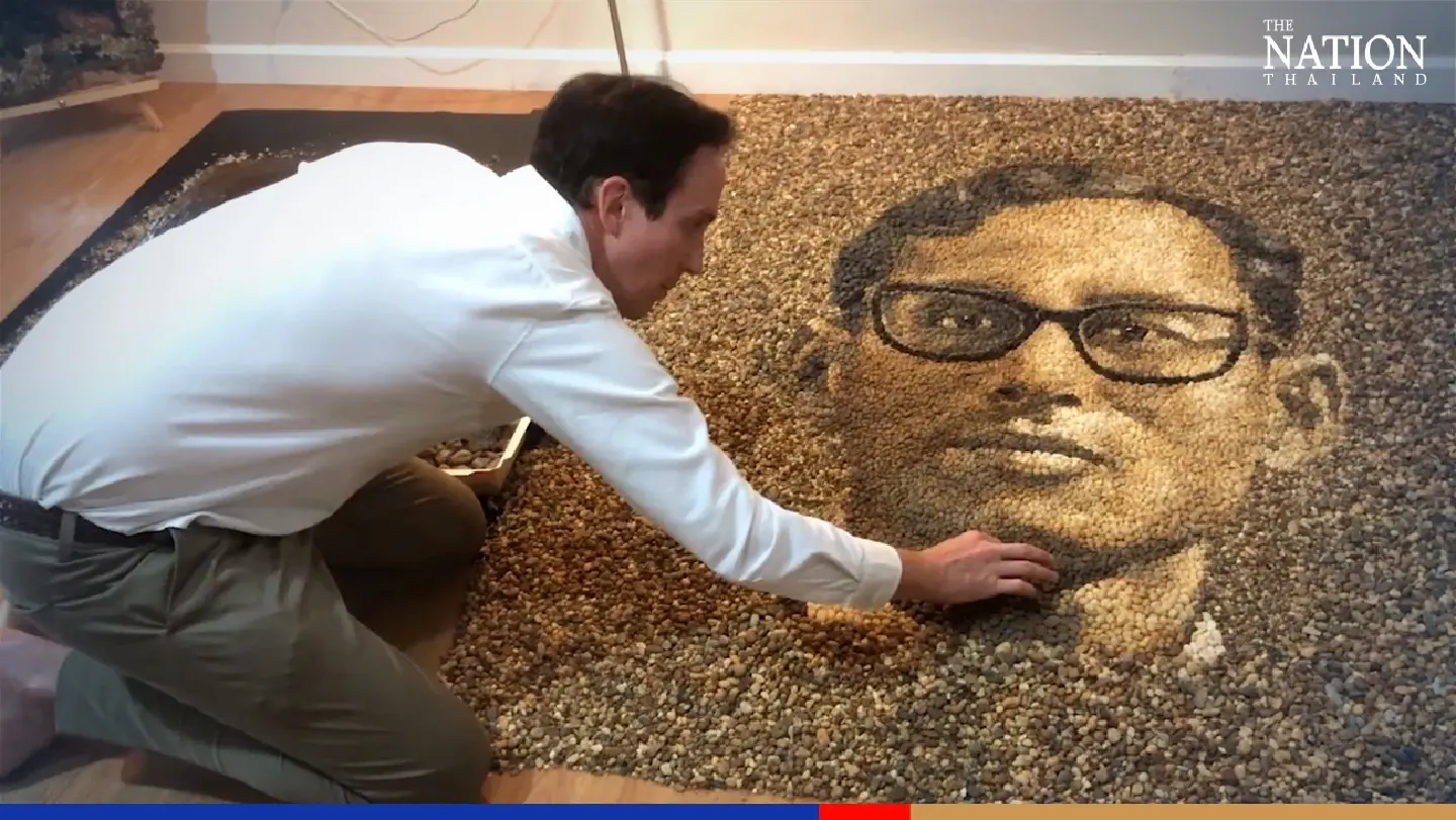 British artist creates pebbled portrait as tribute on King Rama IX's birthday British artist creates pebbled portrait as tribute on King Rama IX's birthday