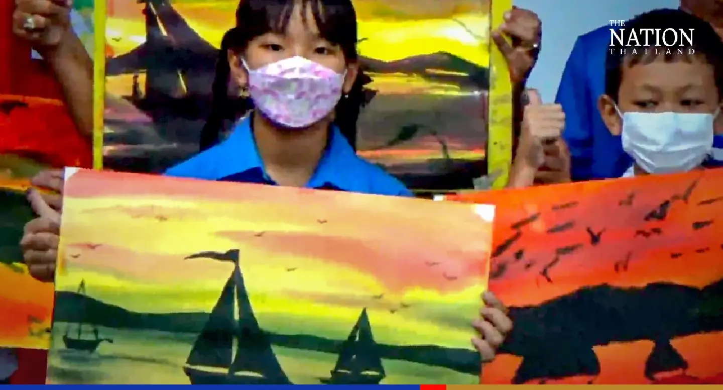 Precocious 11-year-old Trang girl makes waves online with her paintings