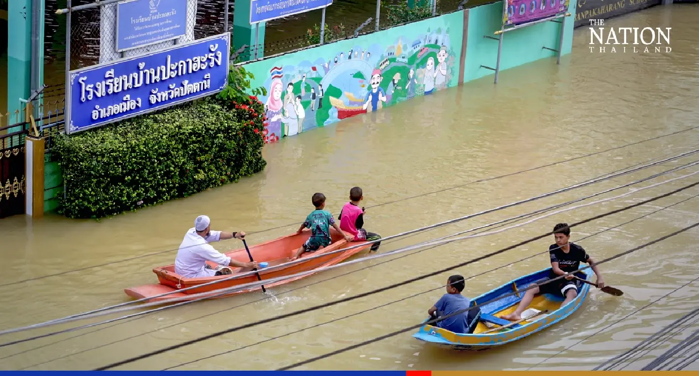 Pattani locals swap cars for boats as river overflows