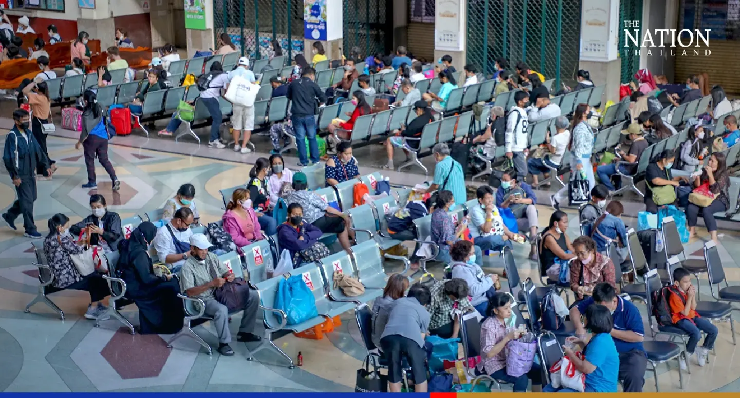 Hua Lamphong buzzing as scores of Bangkokians head out for New Year