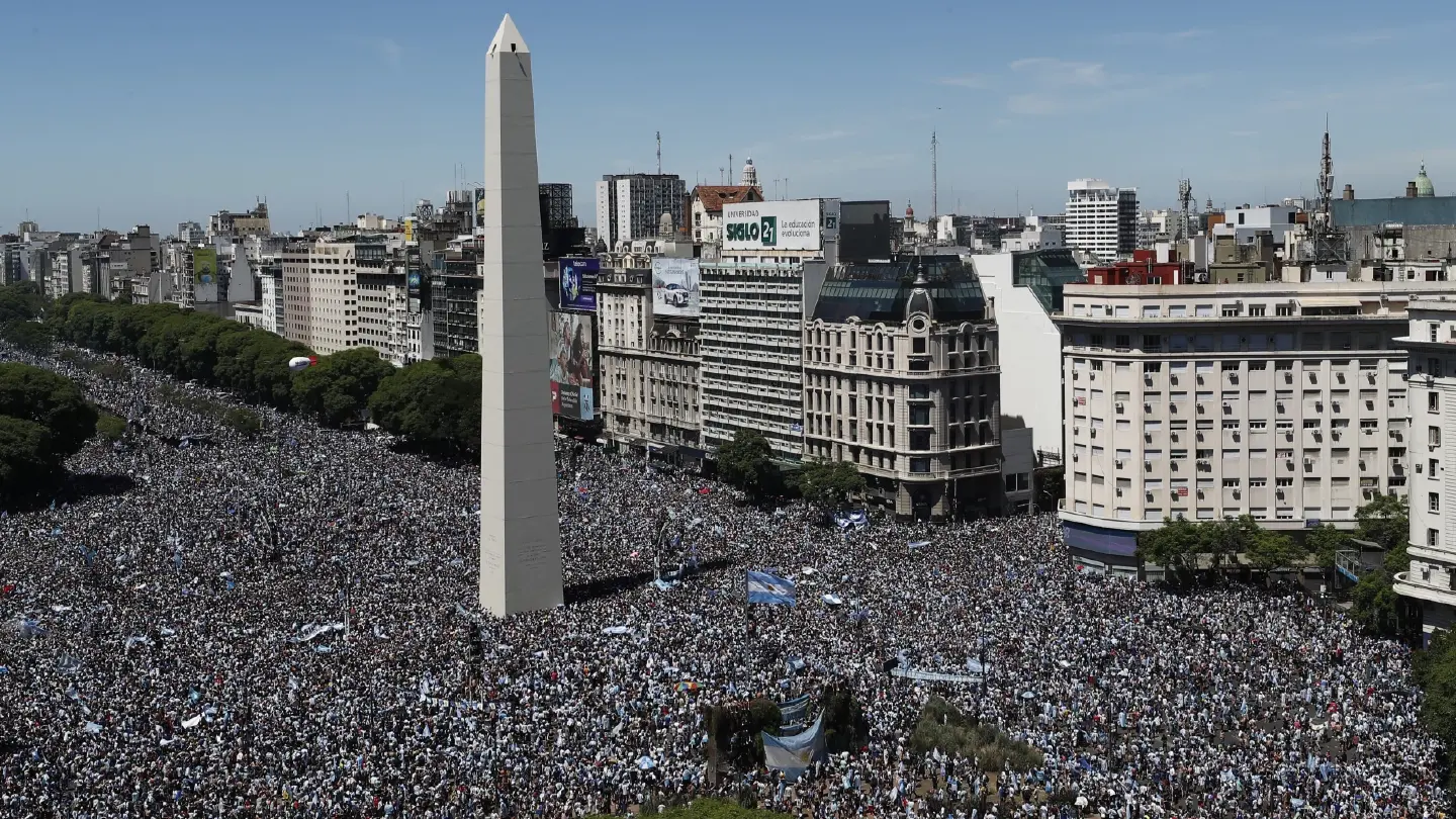 Crowd of 100,000 awaits Argentina's World Cup winners in Buenos Aires city centre