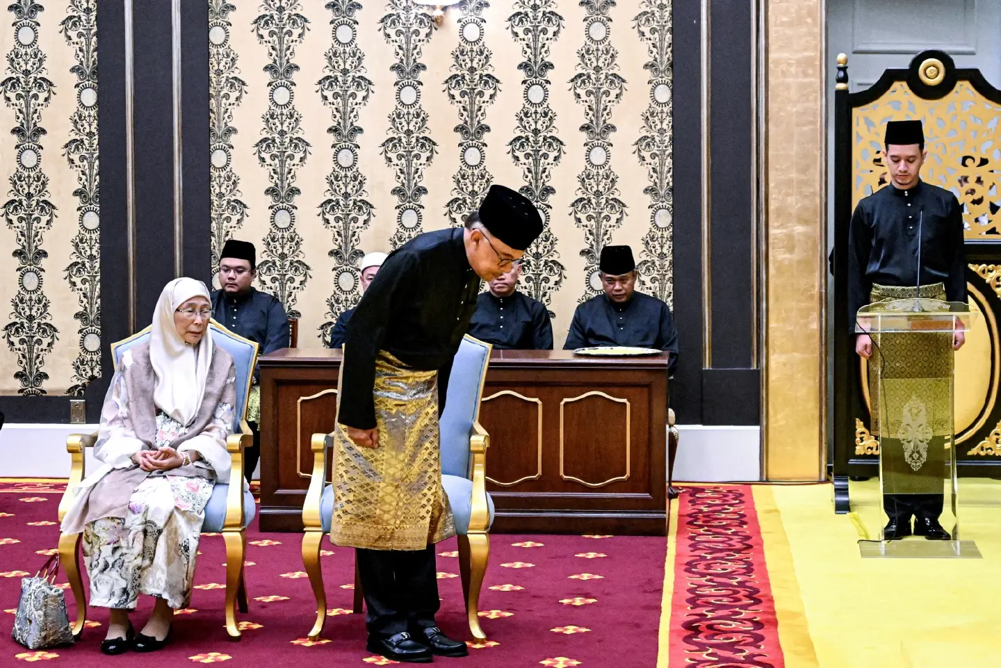 PM Anwar promises to work for free until Malaysia recovers PM Anwar promises to work for free until Malaysia recovers