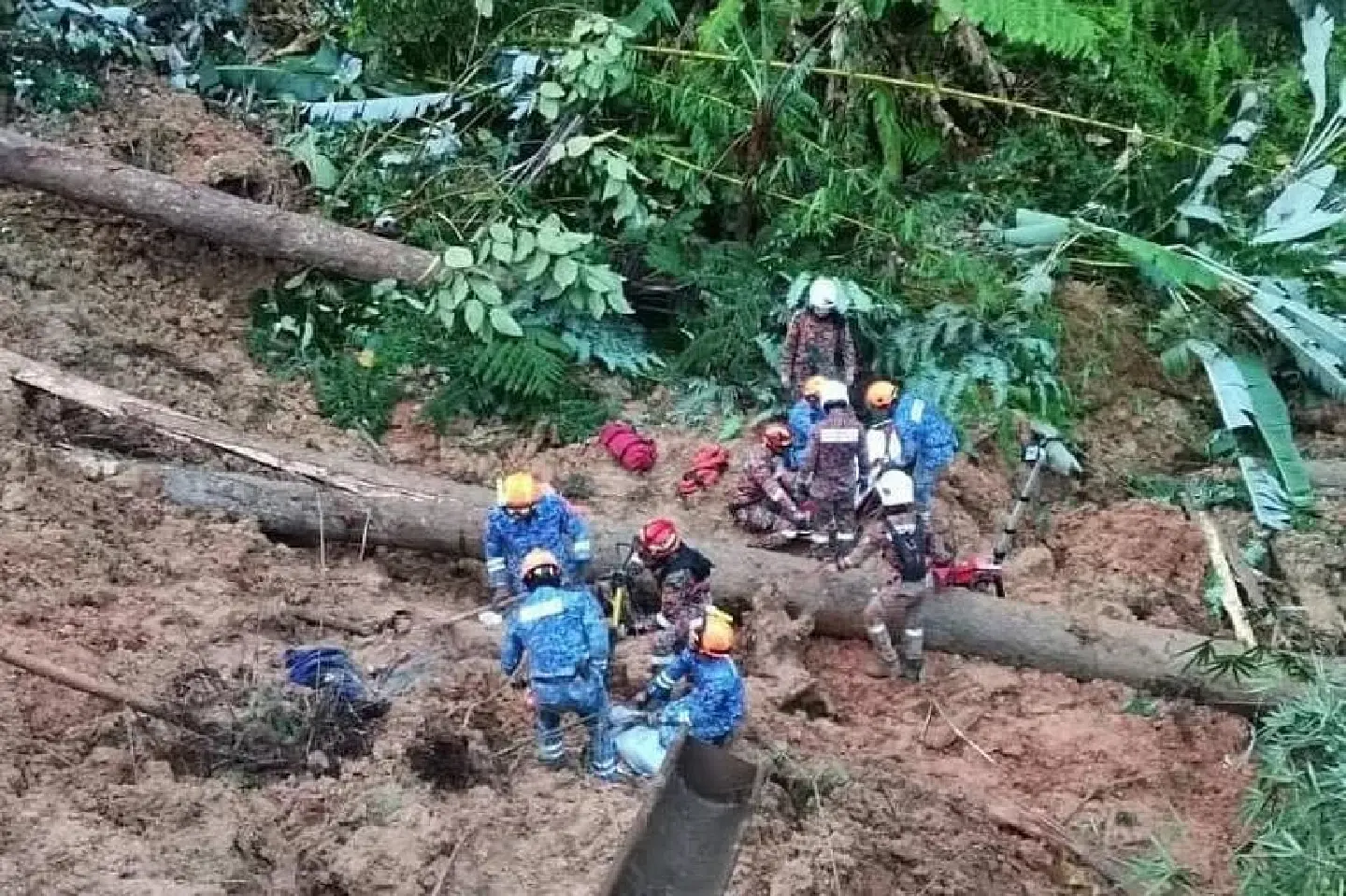 Landslide hits campsite off Genting: Child among 16 killed