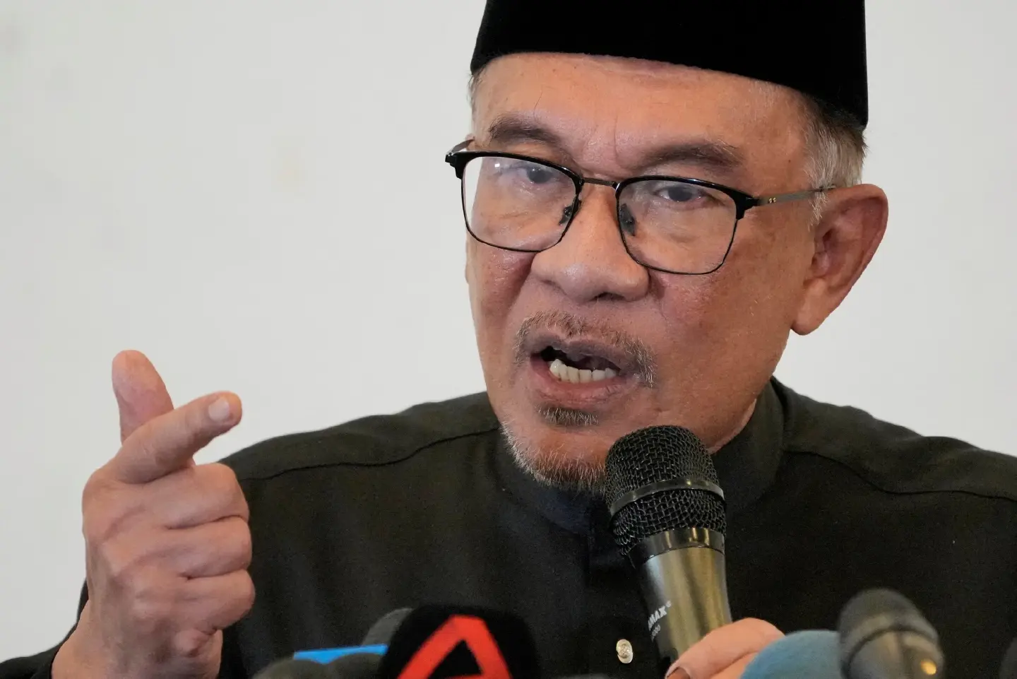 Anwar delays Malaysia Cabinet picks as he tackles political dilemmas, lobbying Anwar delays Malaysia Cabinet picks as he tackles political dilemmas, lobbying