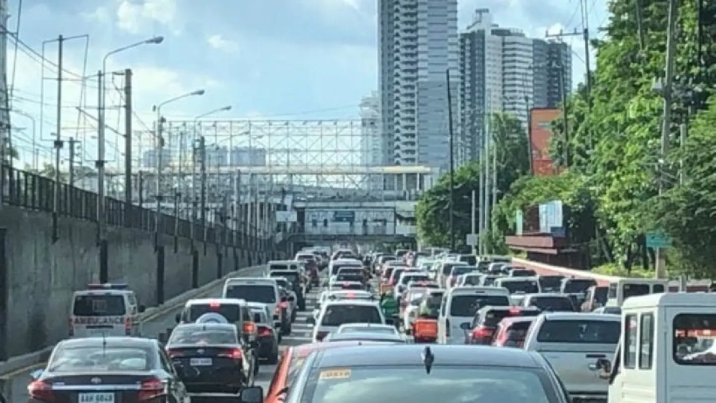 Desperate Metro Manila locals tap movers for commuting