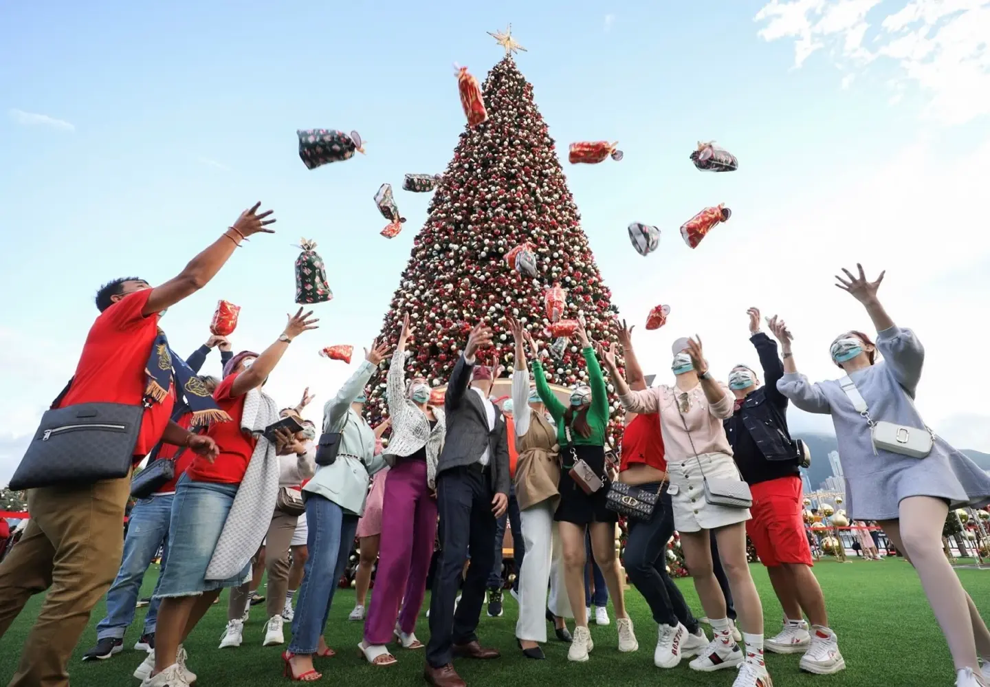 As Hong Kong welcomes first tour group from Thailand, officials hope arrivals will rise following the relaxation Covid-19 restrictions As Hong Kong welcomes first tour group from Thailand, officials hope arrivals will rise following the relaxation Covid-19 restrictions