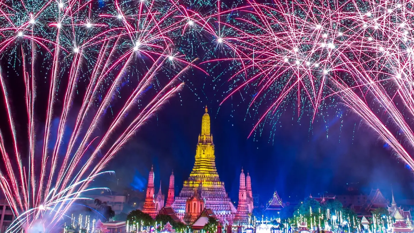 Bangkok fireworks usher in the New Year over iconic temple Bangkok fireworks usher in the New Year over iconic temple