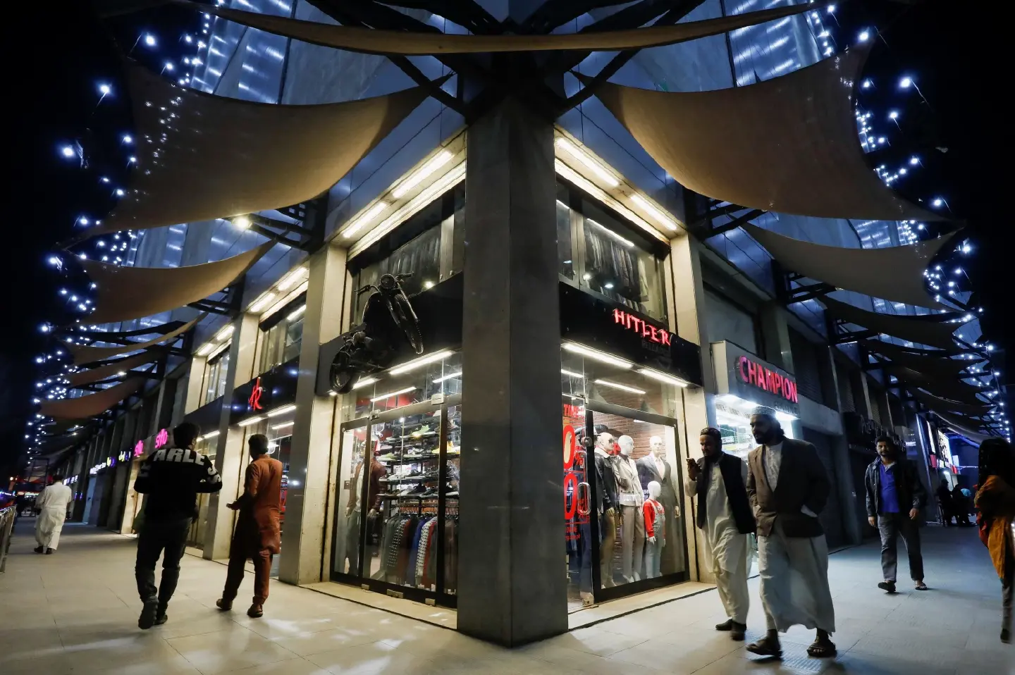 Pakistan to shut malls, markets early in energy saving plan Pakistan to shut malls, markets early in energy saving plan