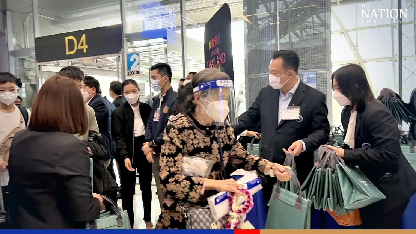 3 ministers welcome first Chinese group of tourists at Suvarnabhumi 3 ministers welcome first Chinese group of tourists at Suvarnabhumi