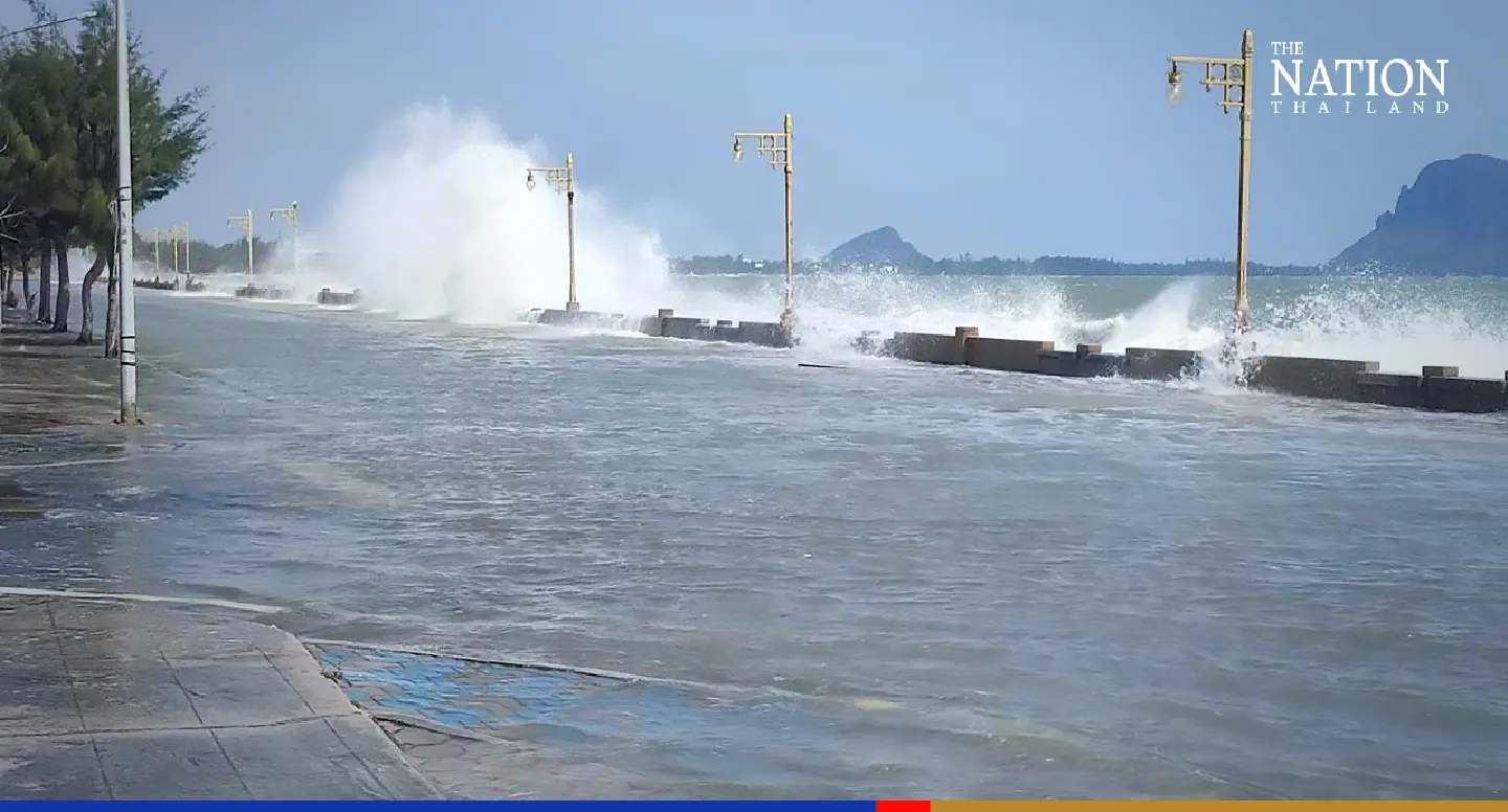 Giant waves cause floods in Prachuap Khiri Khan province Giant waves cause floods in Prachuap Khiri Khan province