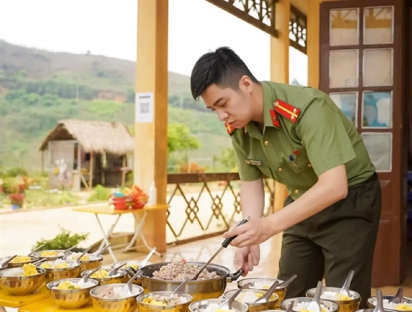 Young Vietnamese lieutenant provides meals and education to 3,500 children Young Vietnamese lieutenant provides meals and education to 3,500 children