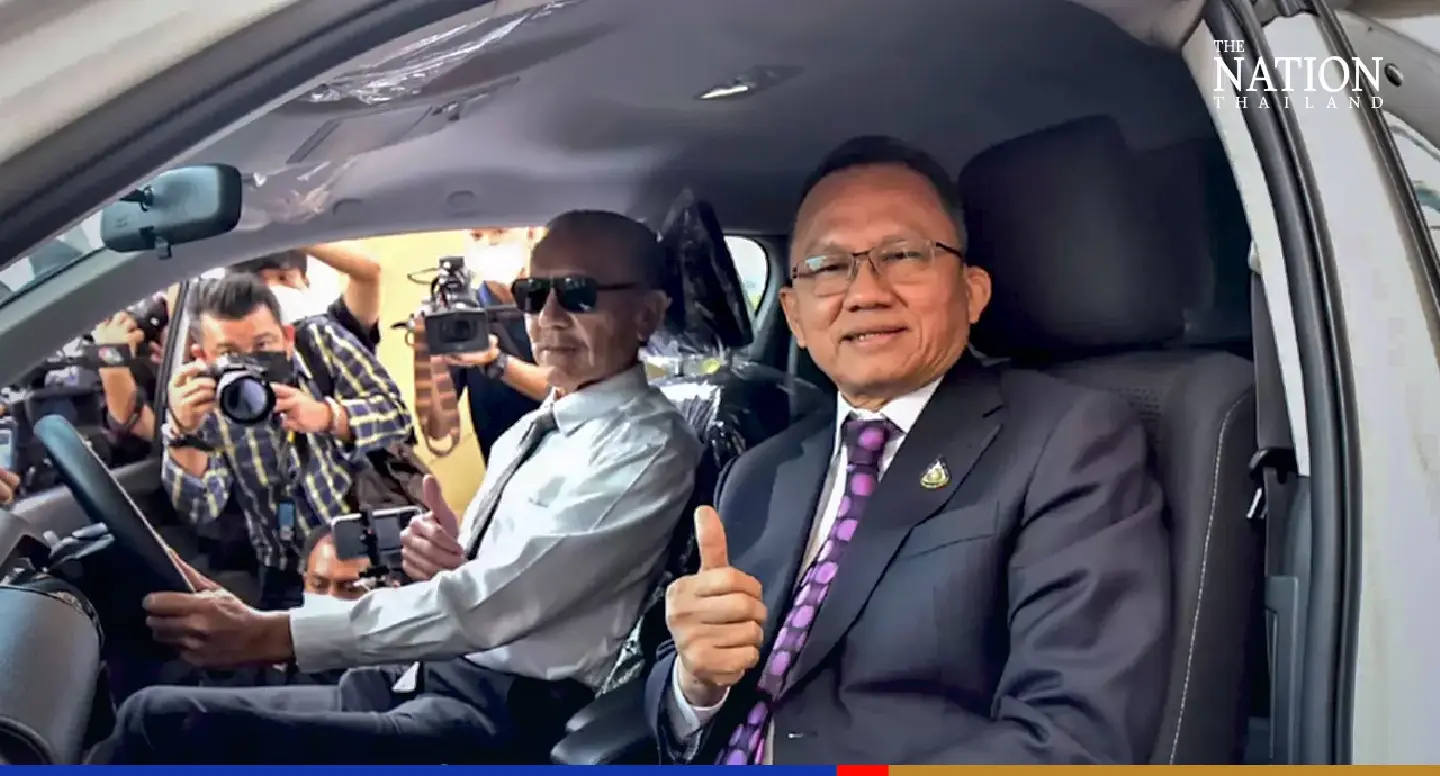 Chuwit uses THB400-million reward for tip-offs on drug gangs to equip hospitals Chuwit uses THB400-million reward for tip-offs on drug gangs to equip hospitals