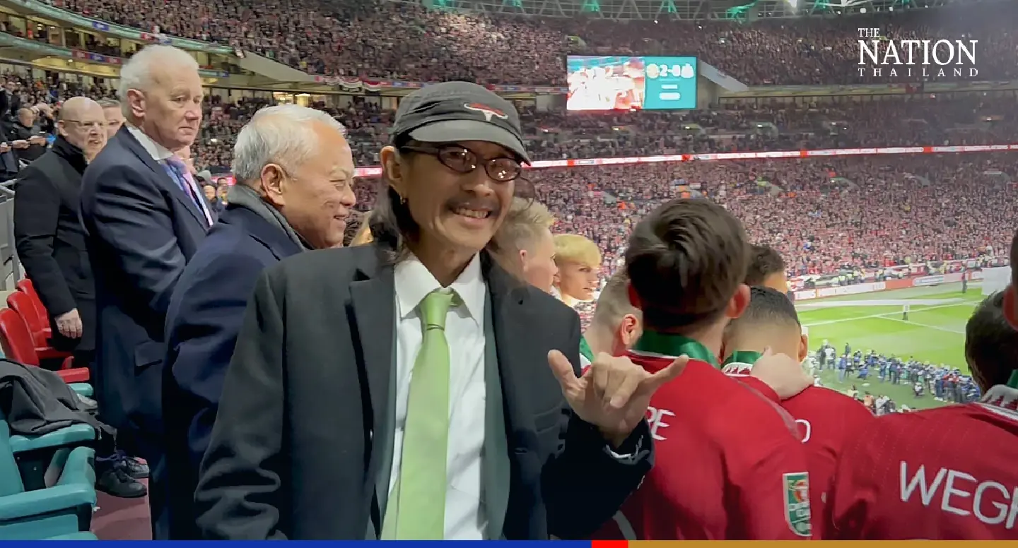 Thai rock star presents Carabao Cup trophy to Man United players Thai rock star presents Carabao Cup trophy to Man United players