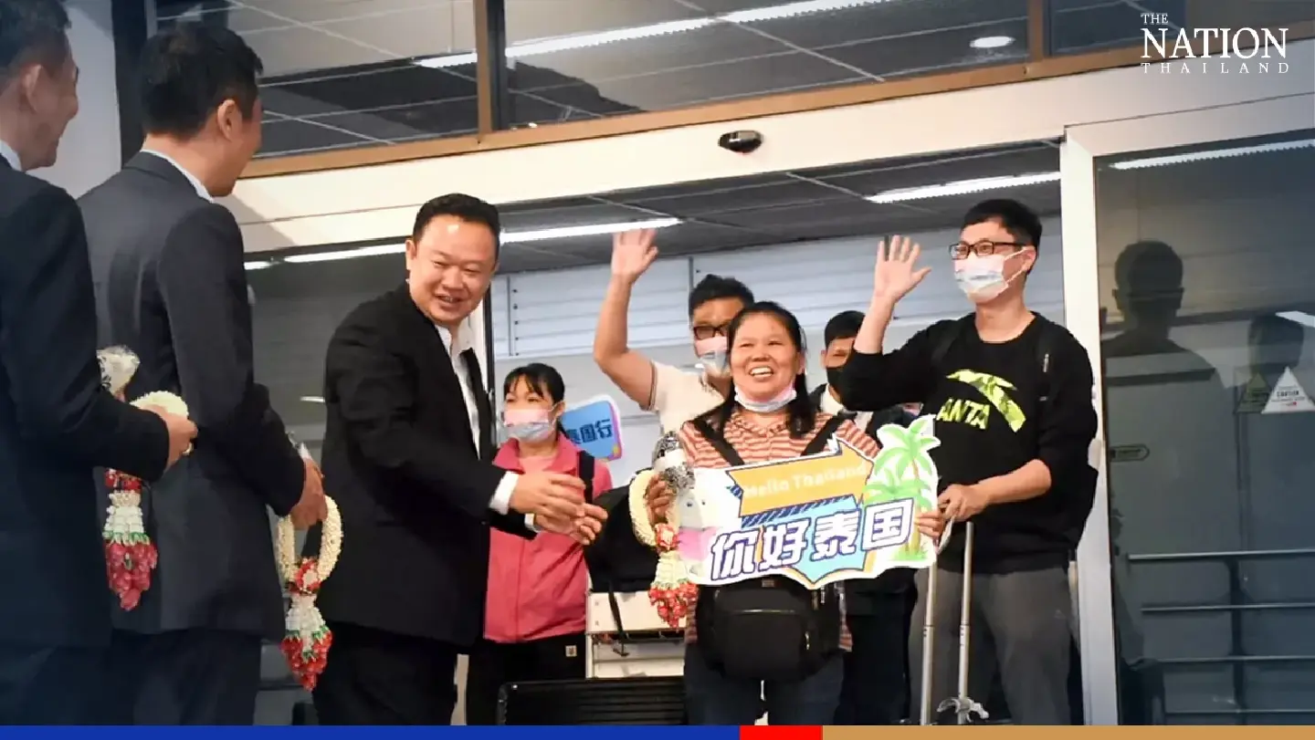 Grand welcome, souvenirs for Thailand's first Chinese tour groups