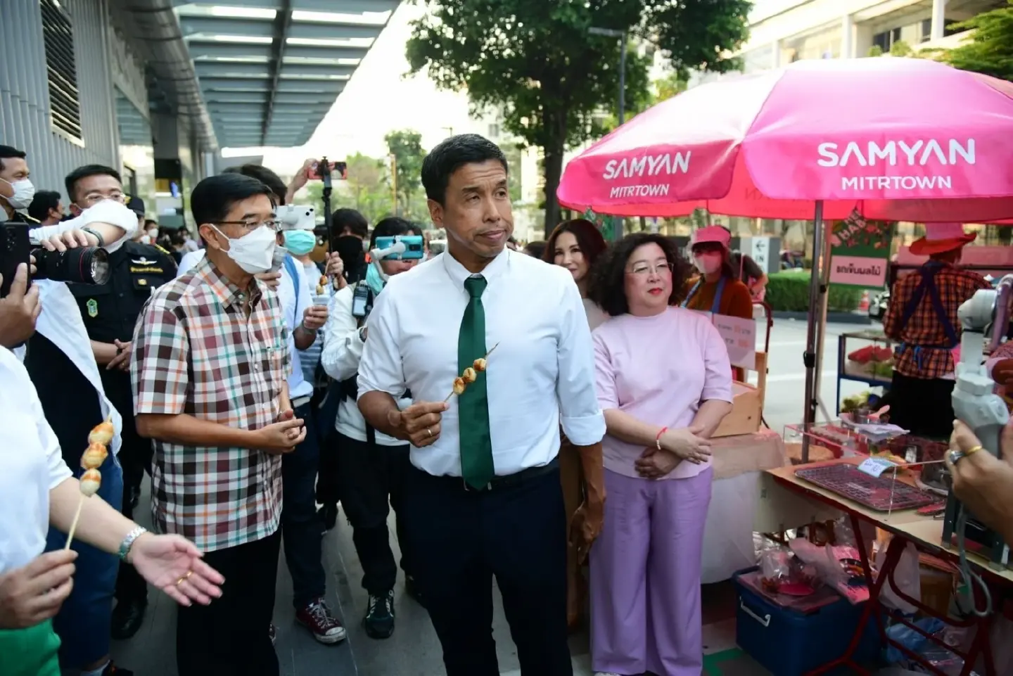 Bangkok opens first free space for street hawkers in project to tidy city Bangkok opens first free space for street hawkers in project to tidy city