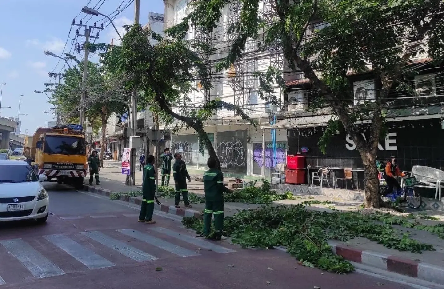 Bangkok emergency services on standby as thunderstorms hit city Bangkok emergency services on standby as thunderstorms hit city