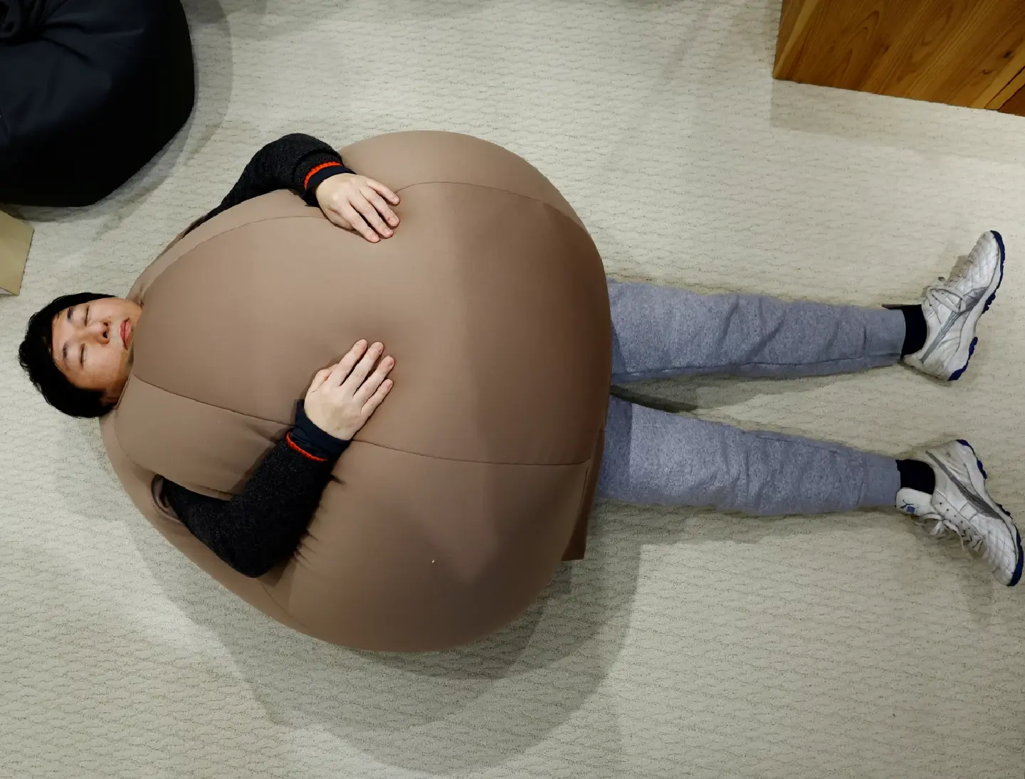 Japanese wearable beanbag lets you chill out anywhere, anytime Japanese wearable beanbag lets you chill out anywhere, anytime