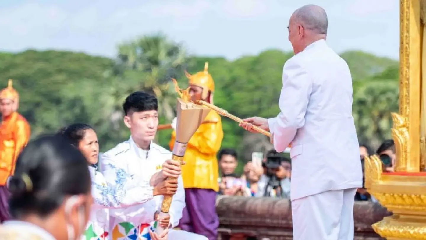King Norodom Sihamoni lights SEA Games torch, relay begins King Norodom Sihamoni lights SEA Games torch, relay begins
