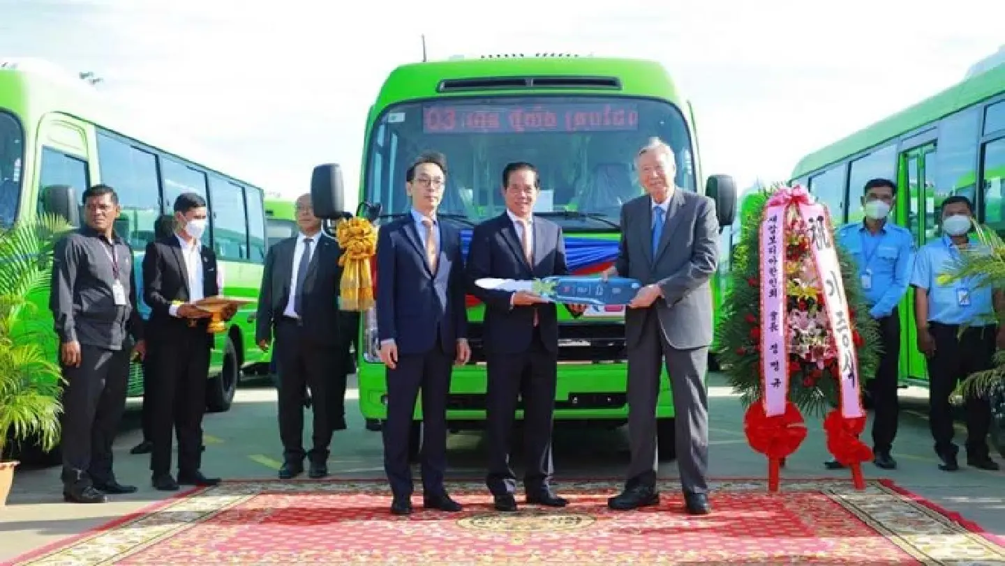 South Korean firm donates 200 new buses to Phnom Penh South Korean firm donates 200 new buses to Phnom Penh