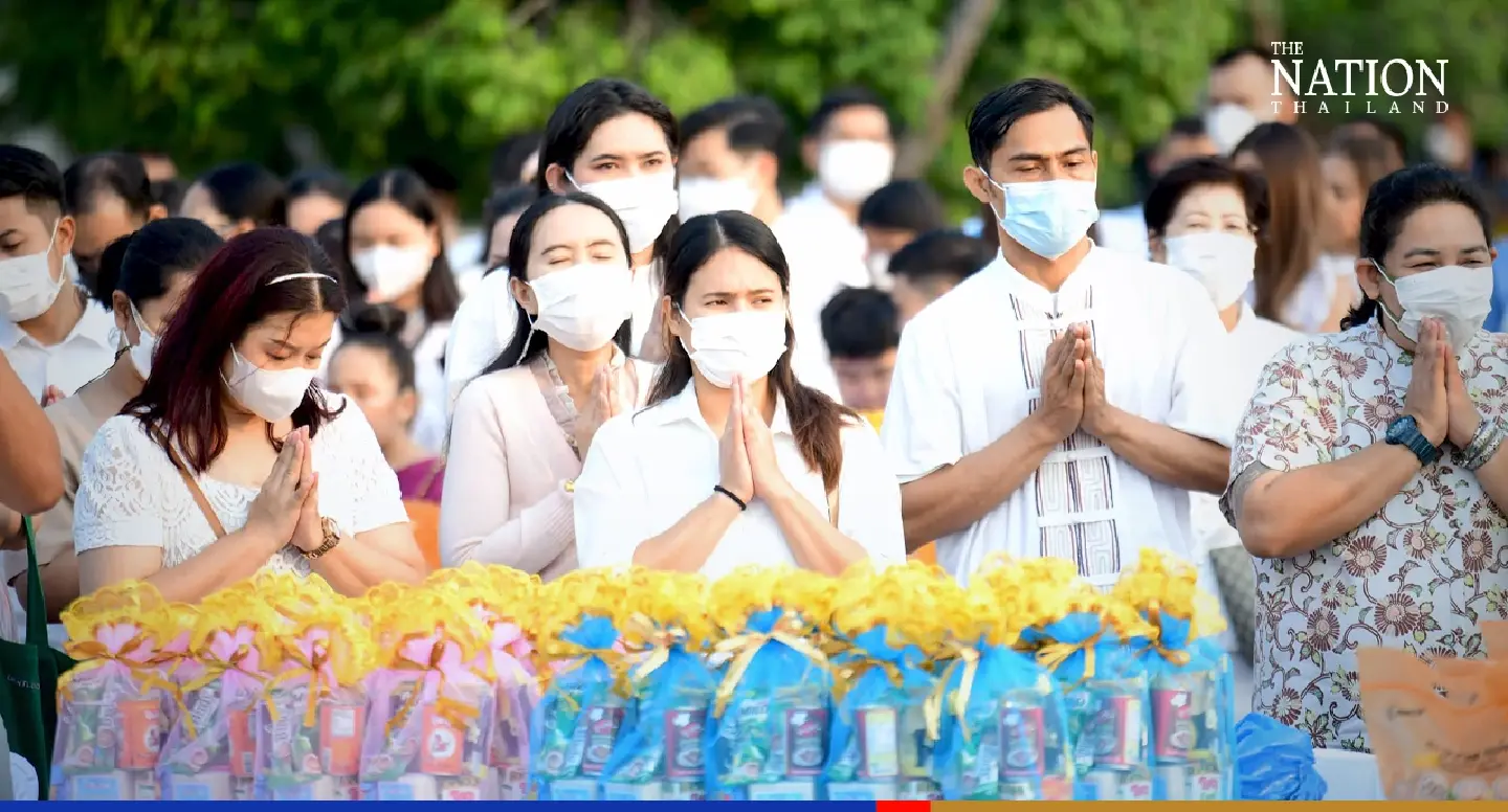 Bangkokians mark Makha Bucha with alms to 66 monks, prayers to 99 Buddha relics