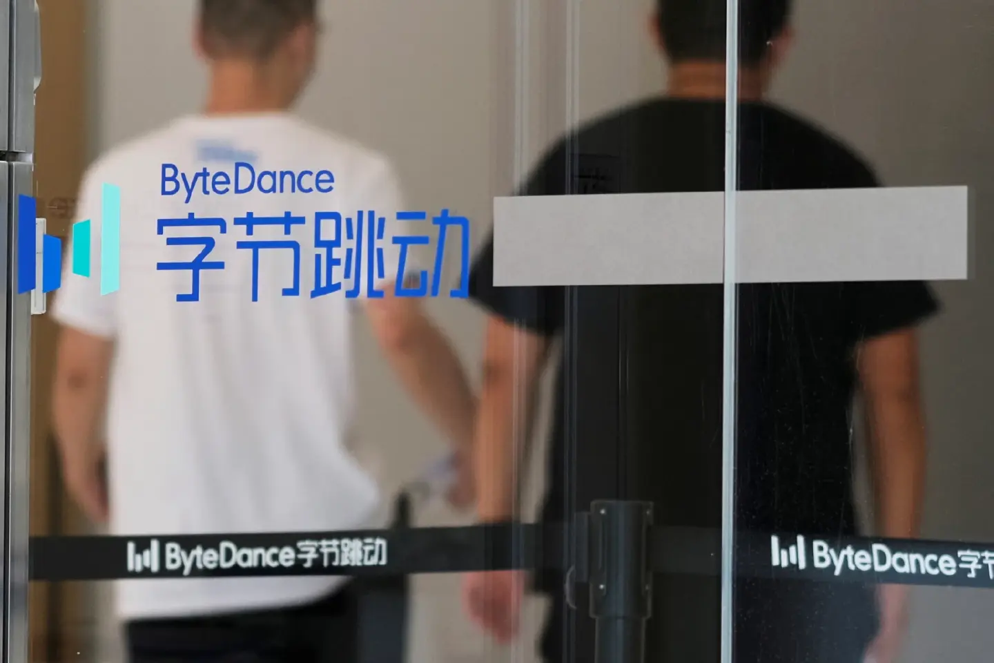 TikTok says US threatens ban if Chinese owners don't sell stakes TikTok says US threatens ban if Chinese owners don't sell stakes