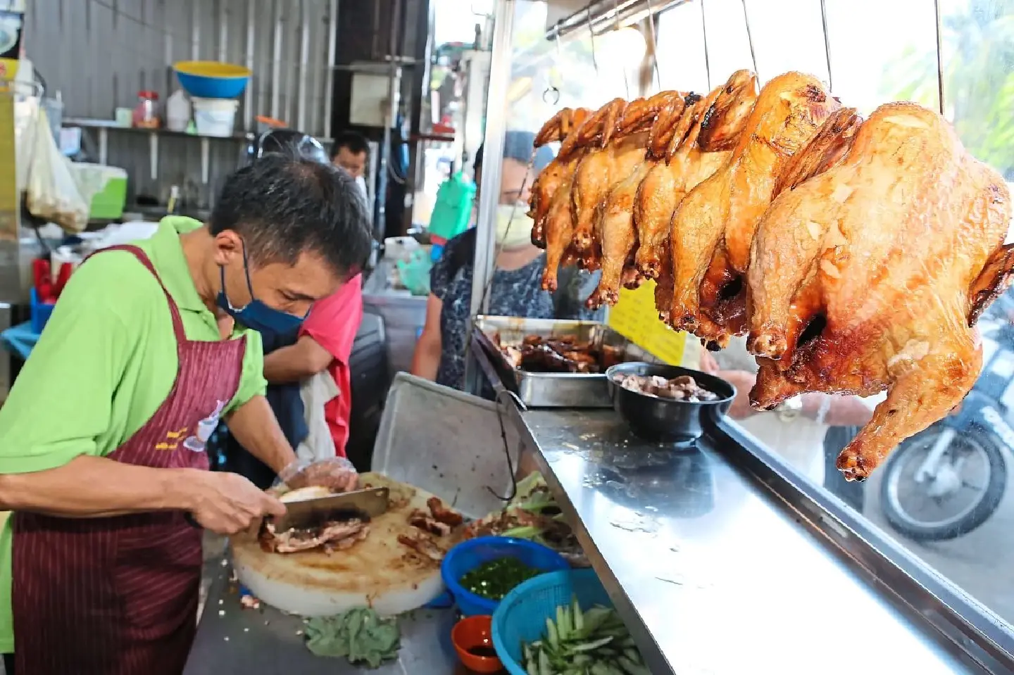 Long lines for RM3 per plate chicken rice in Malaysia Long lines for RM3 per plate chicken rice in Malaysia