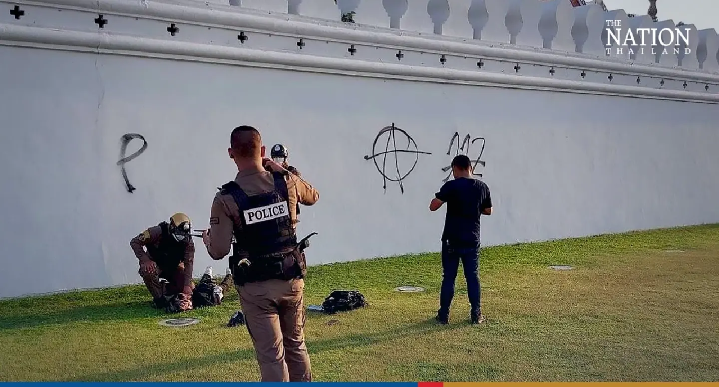 Man arrested painting anti-lese majeste law message at Temple of Emerald Buddha Man arrested painting anti-lese majeste law message at Temple of Emerald Buddha