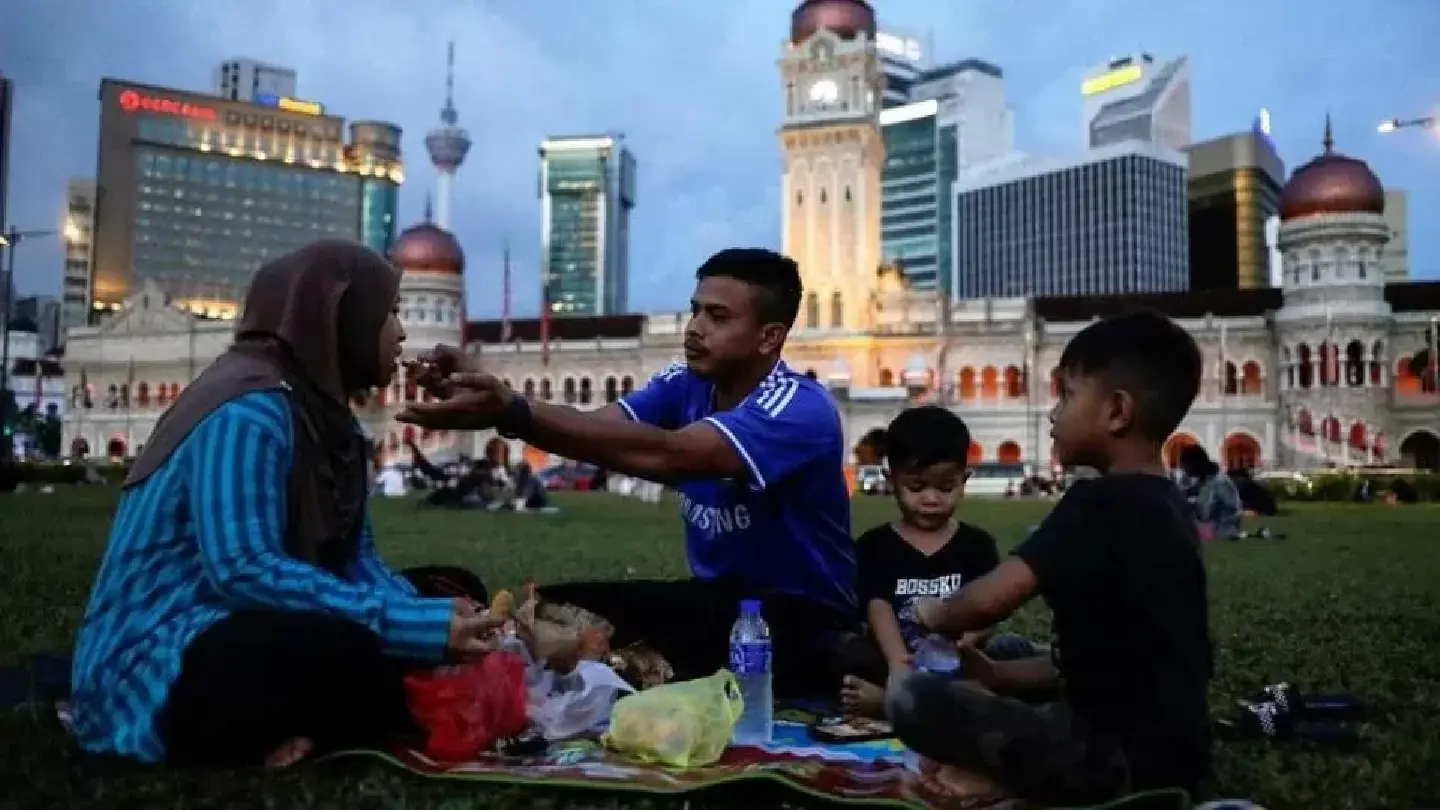 Malaysians tighten belts during Ramadan as food prices continue to rise Malaysians tighten belts during Ramadan as food prices continue to rise