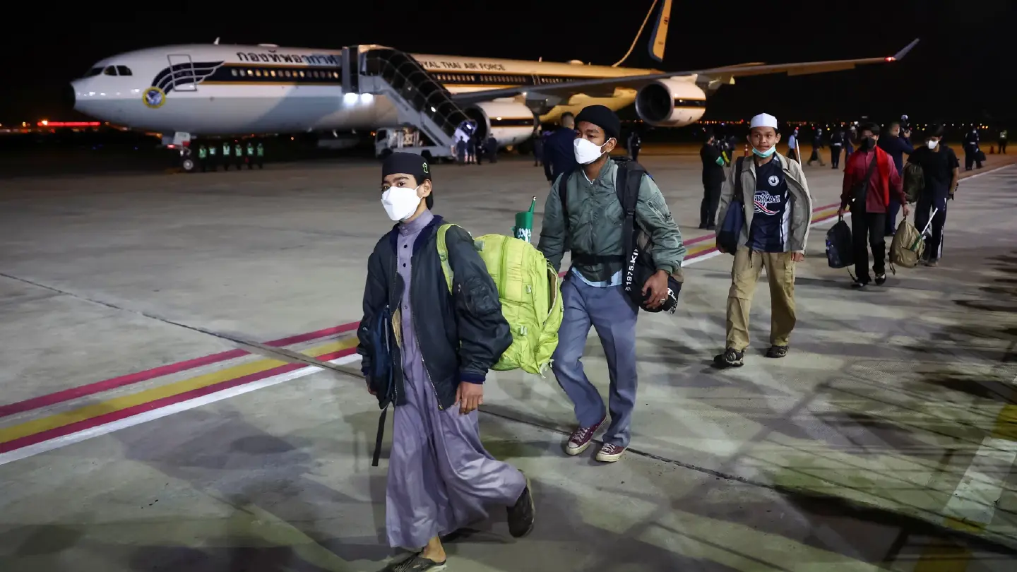 First group of Thai nationals evacuated from Sudan land in Bangkok