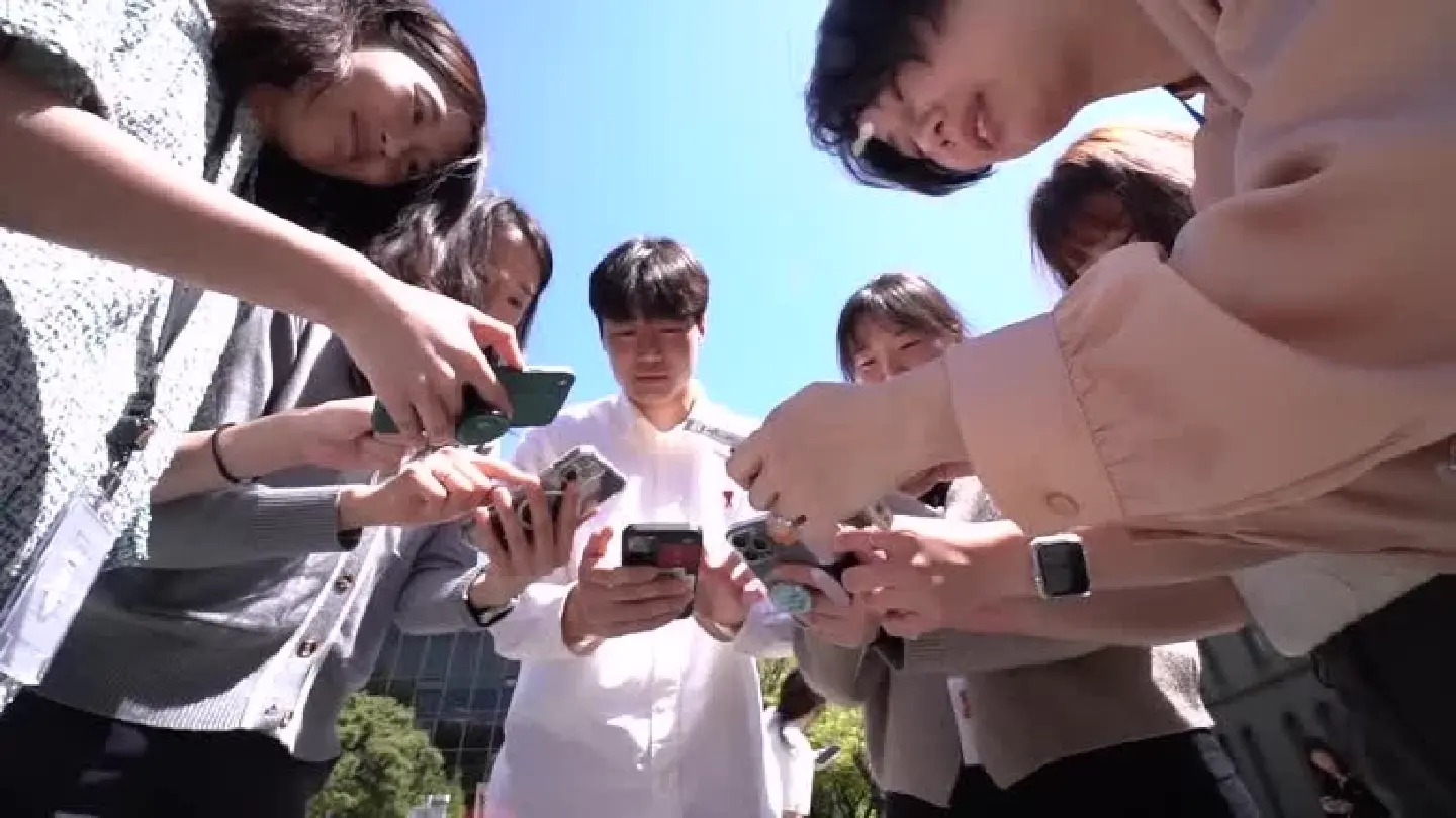 South Koreans eagerly collect cash rewards on app to ease economic woes South Koreans eagerly collect cash rewards on app to ease economic woes