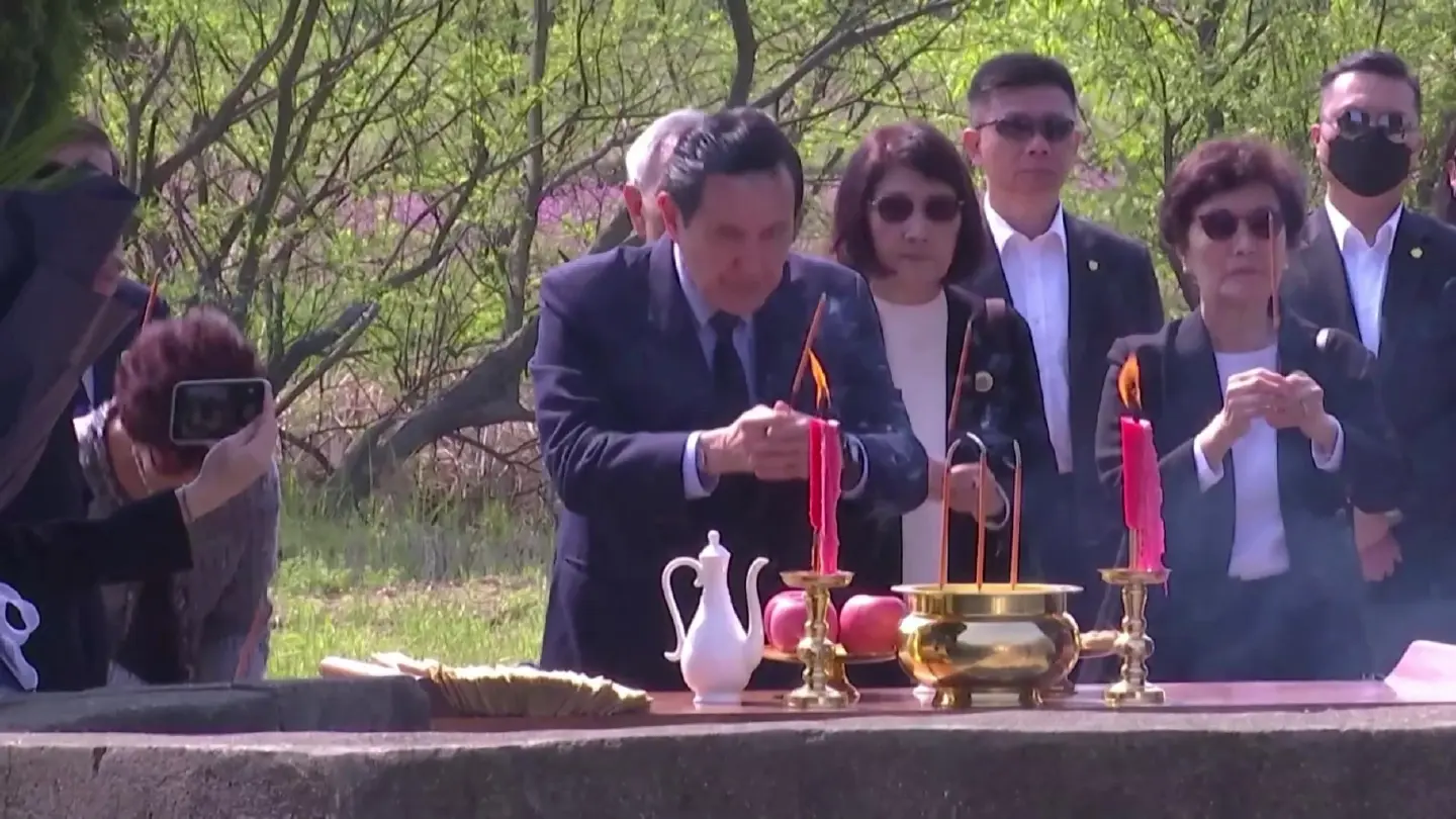 Ma Ying-jeou honours ancestors in mainland's Hunan Province