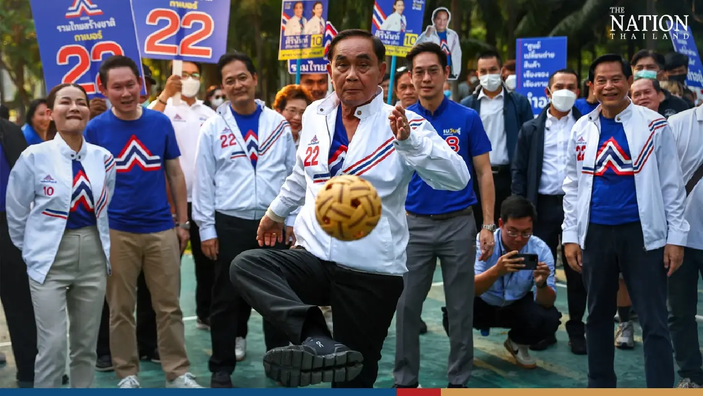 Prayut plays Sepak Takraw, boards pedalboat while campaigning in Lumpini Park Prayut plays Sepak Takraw, boards pedalboat while campaigning in Lumpini Park