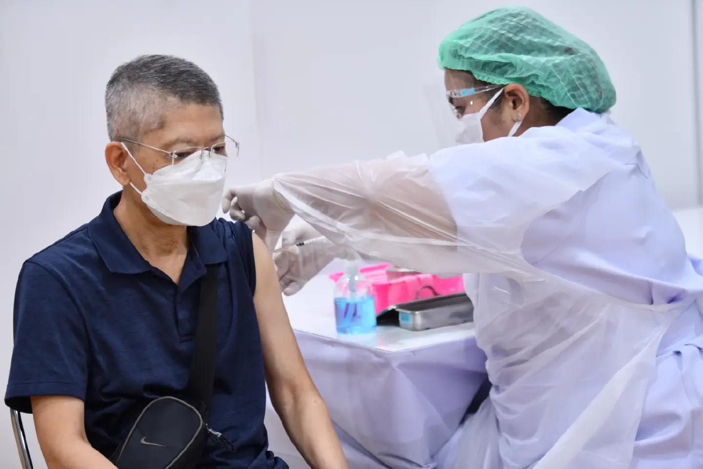 Bangkokians, tourists can get Covid booster shots at MBK until May 12