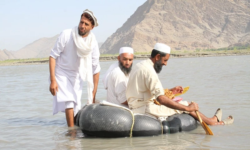 Afghan teachers float to school on inner tubes