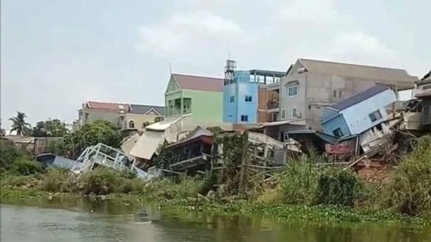 ‘Receding water levels’ behind collapse of forty houses into river in Cambodia ‘Receding water levels’ behind collapse of forty houses into river in Cambodia
