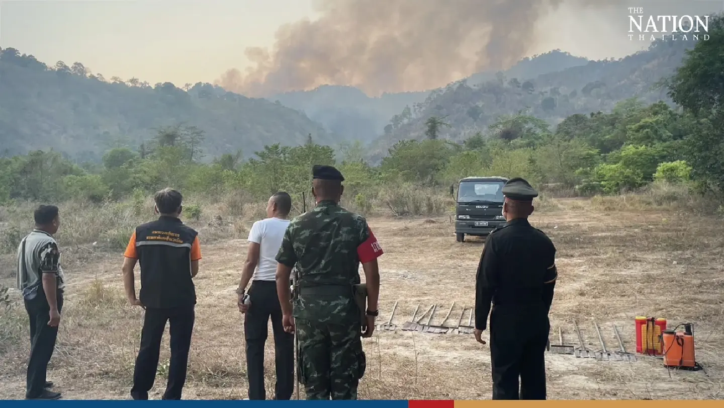 Soldiers scramble as another forest blaze spotted near Chulachomklao military academy Soldiers scramble as another forest blaze spotted near Chulachomklao military academy