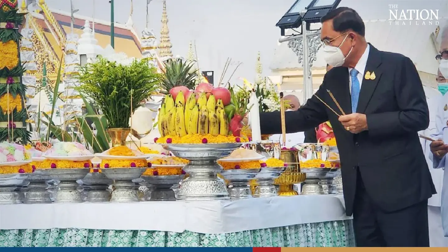 Glum-faced Prayut prays at city pillar after fleeing Chuwit ‘ambush’ Glum-faced Prayut prays at city pillar after fleeing Chuwit ‘ambush’