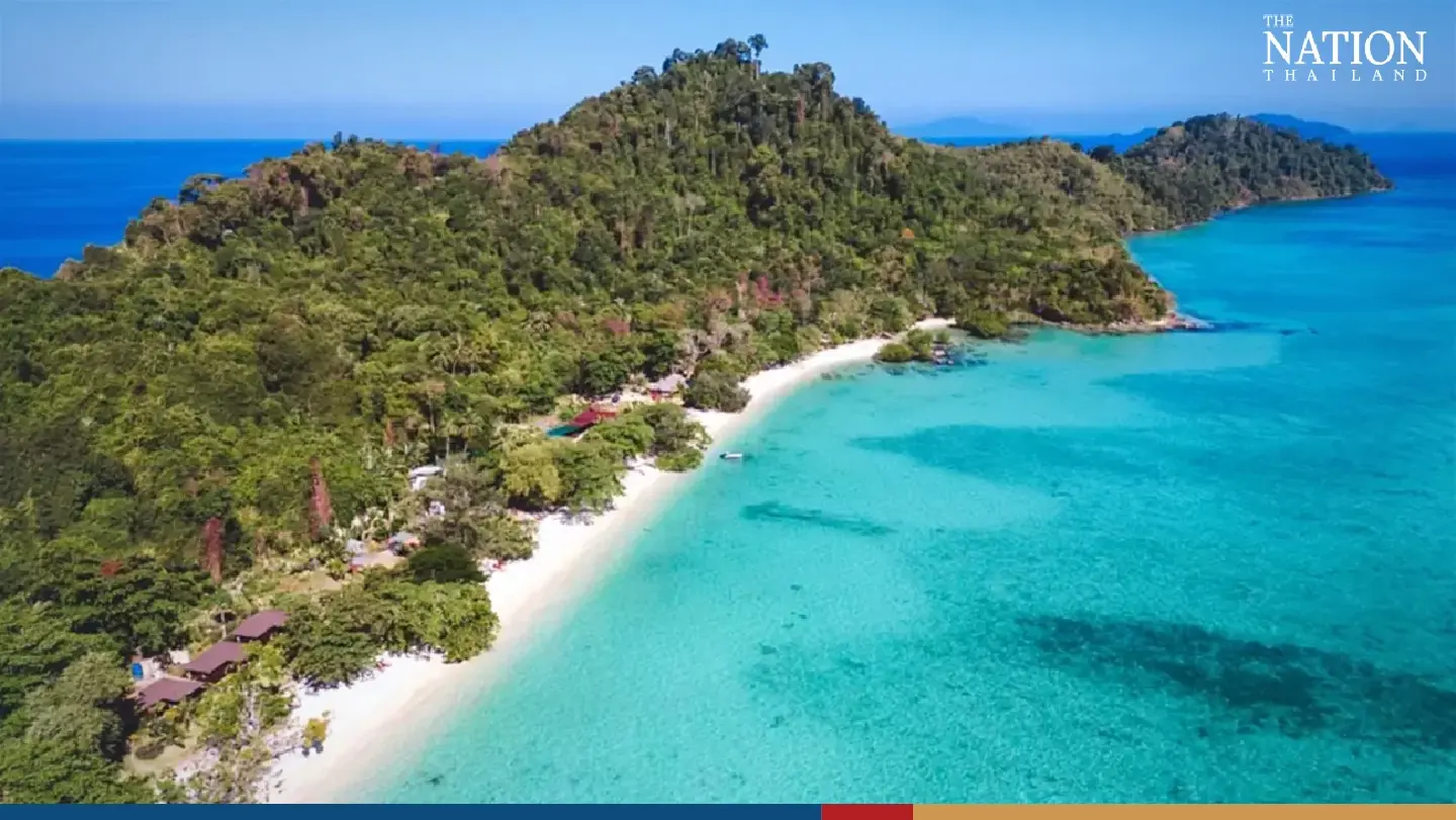 Concern for Koh Kradan as tourists flock to bask on ‘world’s best beach’ Concern for Koh Kradan as tourists flock to bask on ‘world’s best beach’