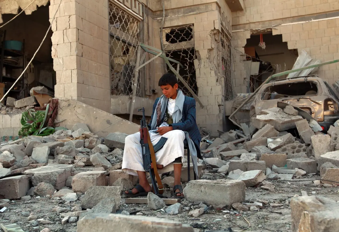 Omani envoys arrive in Yemen to negotiate permanent ceasefire Omani envoys arrive in Yemen to negotiate permanent ceasefire