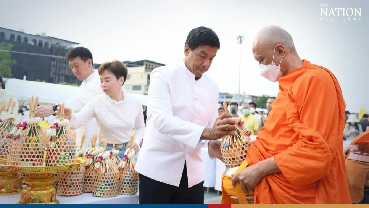 Chadchart leads alms-giving ceremony to mark beginning of Songkran