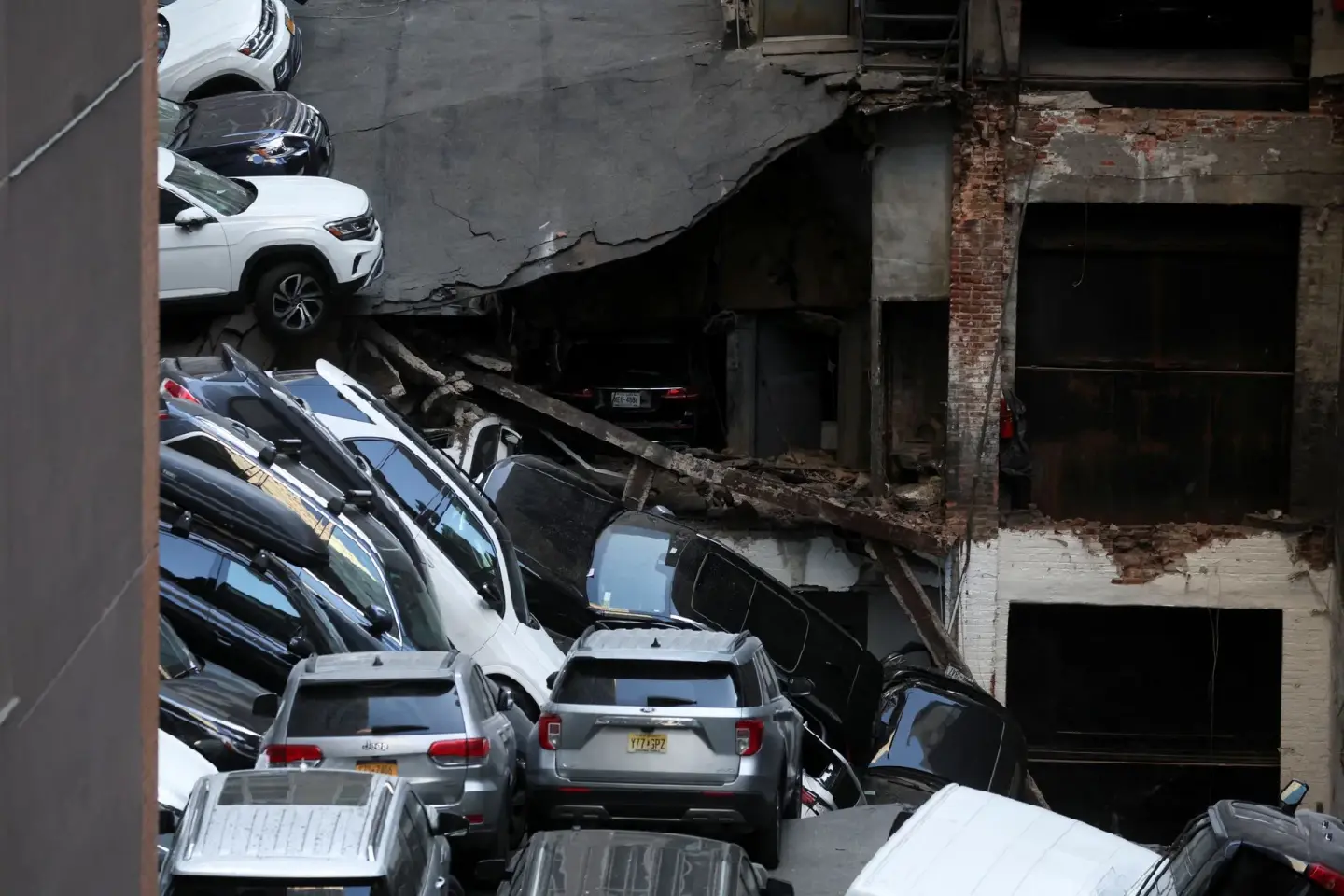 At least one dead, 5 injured in Manhattan parking structure collapse At least one dead, 5 injured in Manhattan parking structure collapse