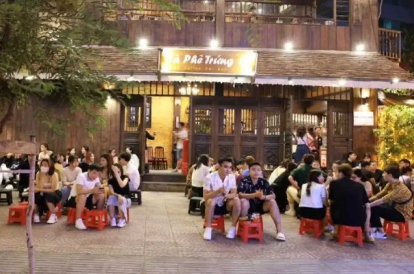 Sidewalk coffee culture in HCM City attracts youths