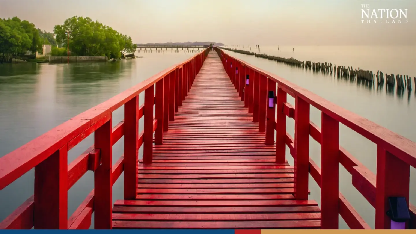 Seaside boardwalk in Samut Sakhon offers far more than dolphin watching Seaside boardwalk in Samut Sakhon offers far more than dolphin watching
